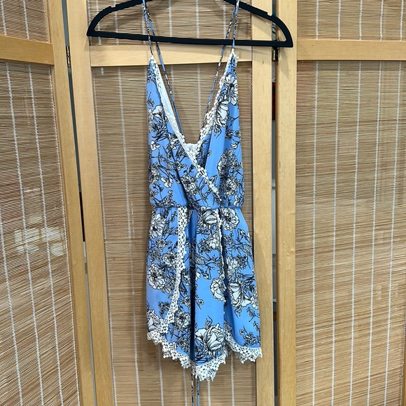 L flowery romper - Picture 1 of 4